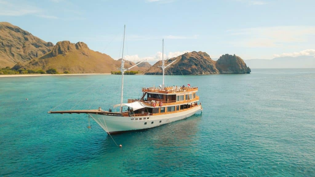 sewa kapal labuan bajo