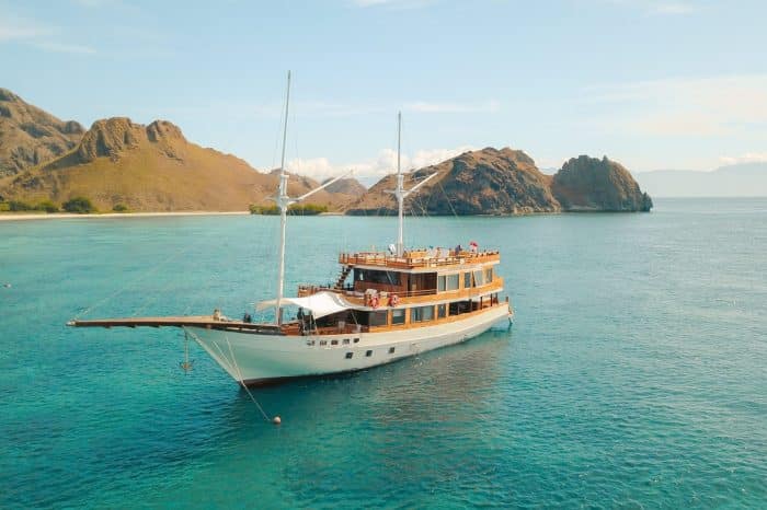 Sewa Kapal Labuan Bajo Yumana Luxury Phinisi