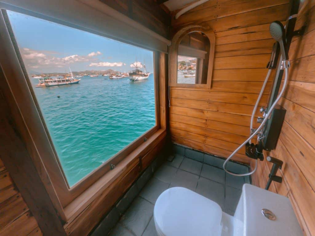 toilet cabin kapal phinisi