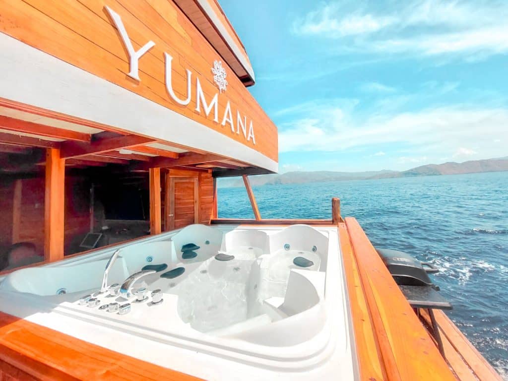 jacuzzi phinisi luxury