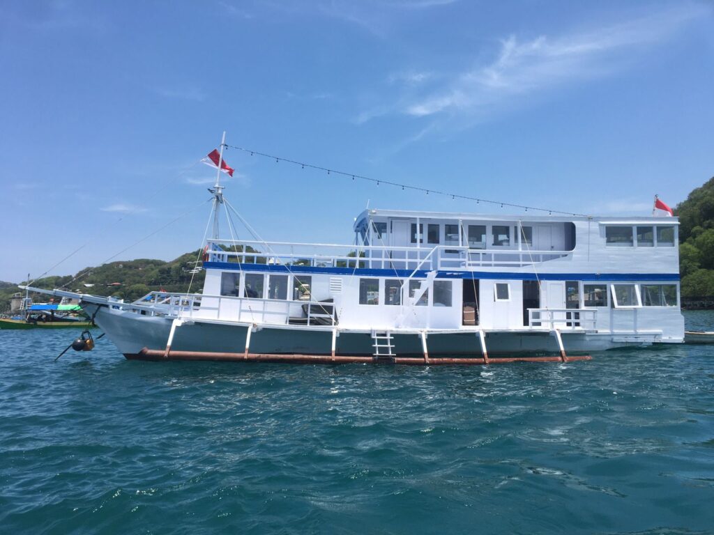 sewa kapal deluxe labuan bajo