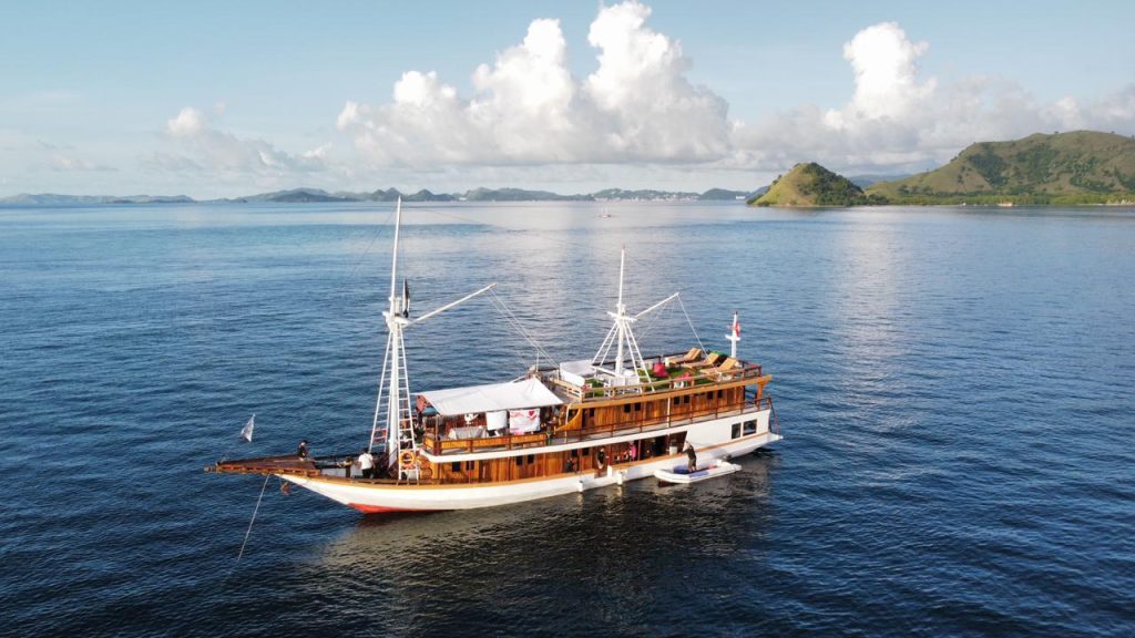 kapal phinisi labuan bajo