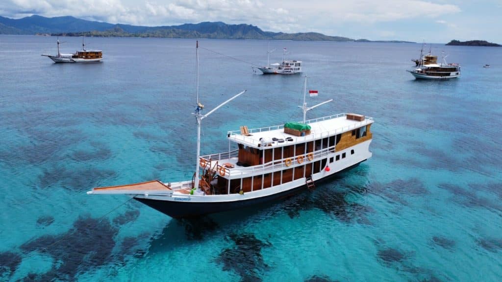 kapal phinisi superior