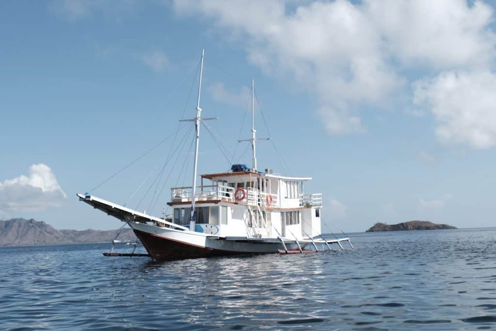 kapal wisata labuan bajo