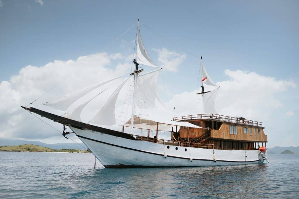 kapal phinisi labuan bajo