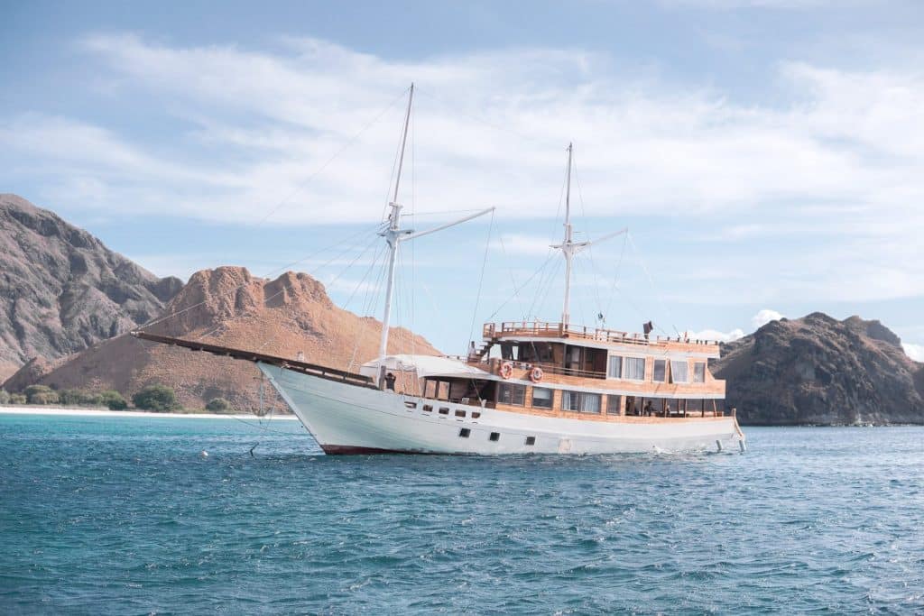sewa kapal labuan bajo