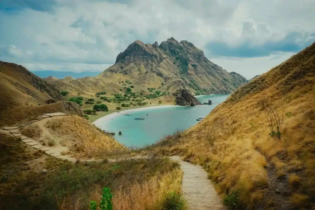 cara menuju labuan bajo dari surabaya
