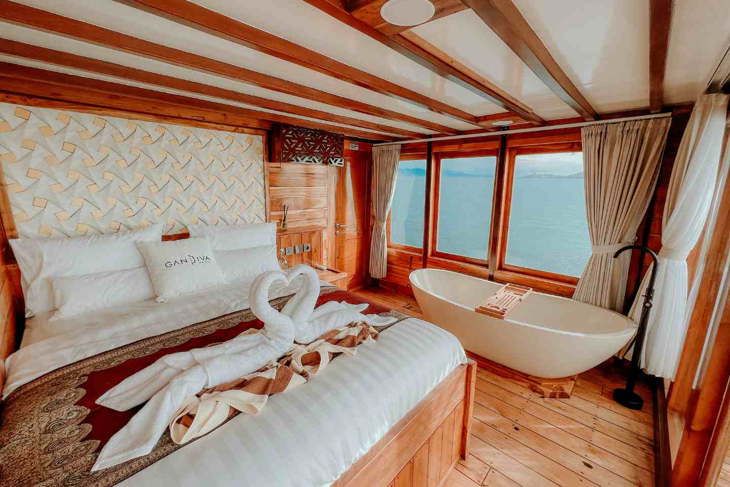 Private cabin kapal phinisi dengan kamar tidur nyaman untuk sailing trip di Labuan Bajo