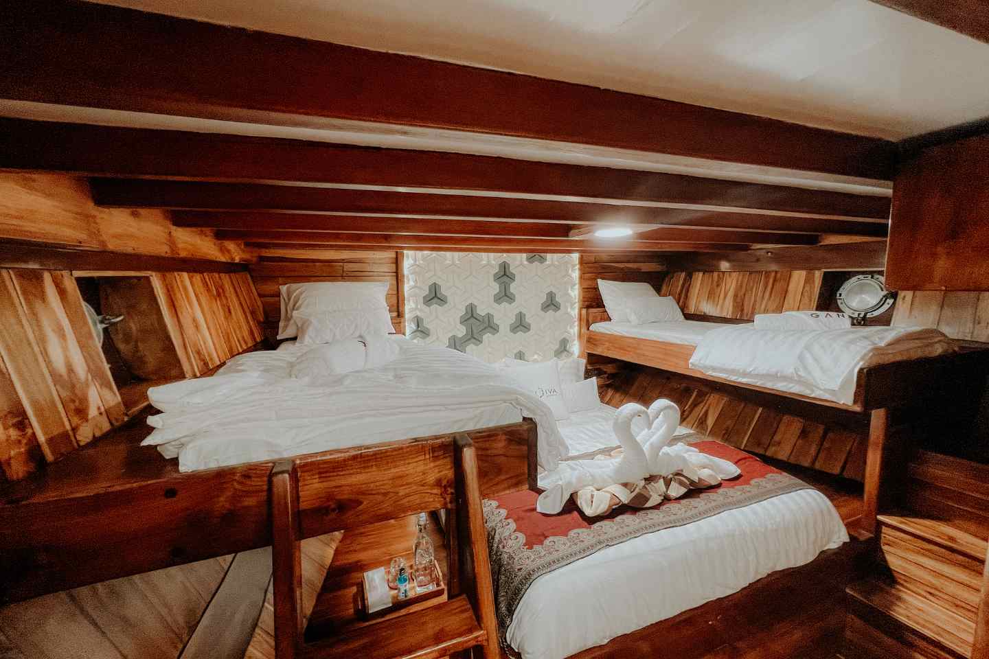 Shared cabin kapal phinisi dengan tempat tidur bertingkat untuk open trip Labuan Bajo